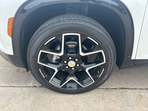 Used 2025 Chevrolet Traverse High Country image 36