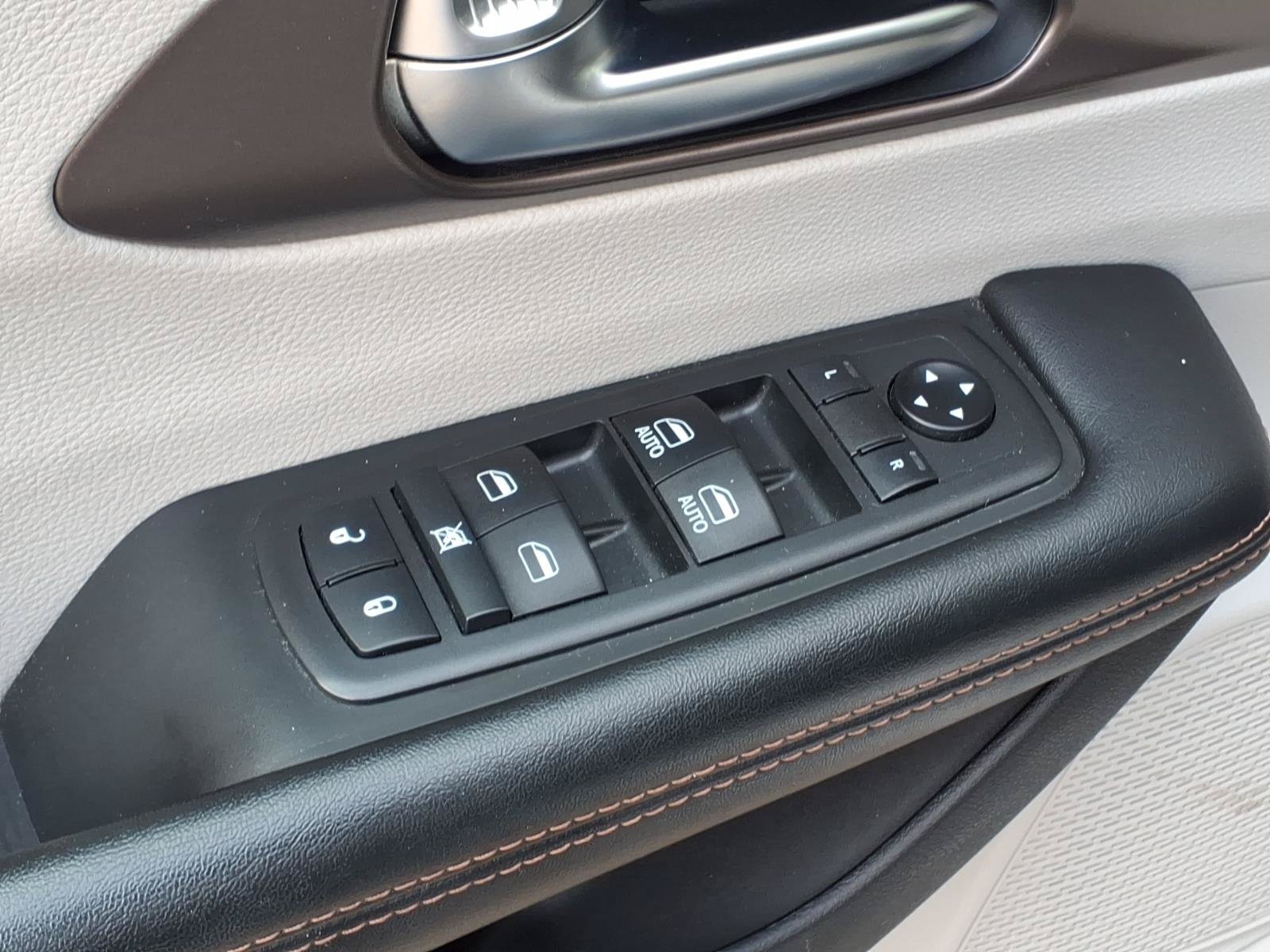Used 2019 Chrysler Pacifica Touring Plus w/ Cold Weather Group FWD image 15