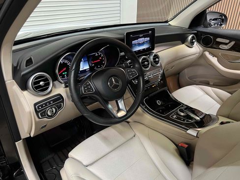 Used 2018 Mercedes-Benz GLC 300 4MATIC image 3