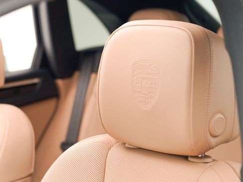 Certified 2026 Porsche Macan AWD/4WD image 18