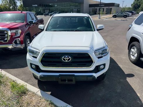 Used 2017 Toyota Tacoma SR5 w/ Tow Package AWD/4WD image 5