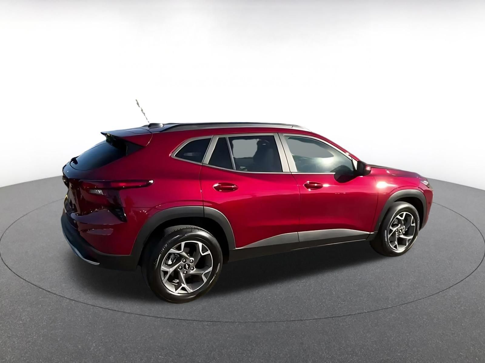 Used 2025 Chevrolet Trax LT FWD image 13