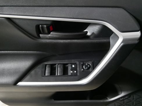 Used 2020 Toyota RAV4 LE image 19