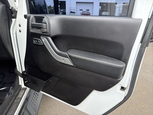 Used 2015 Jeep Wrangler Unlimited Rubicon AWD/4WD image 14