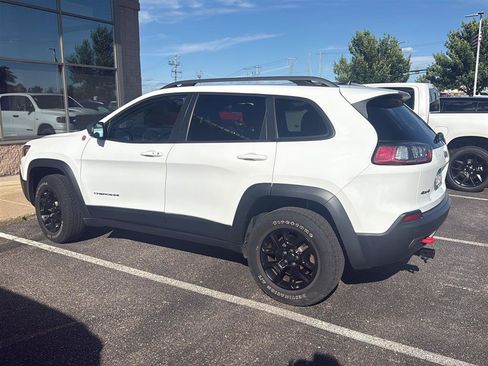 Used 2019 Jeep Cherokee Trailhawk w/ Cold Weather Group AWD/4WD image 3