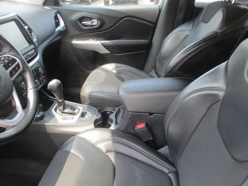 Used 2018 Jeep Cherokee Latitude Plus w/ Comfort/Convenience Group AWD/4WD image 15