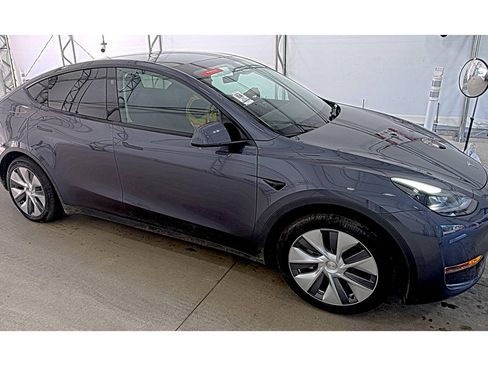 Used 2023 Tesla Model Y 2WD image 3