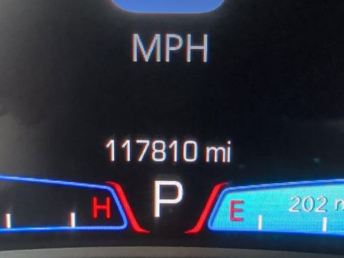 Used 2017 Chrysler 300 C RWD image 17