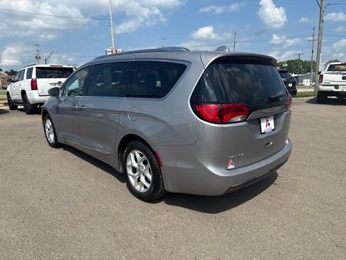Used 2018 Chrysler Pacifica Touring-L w/ Advanced Safetytec Group FWD image 5