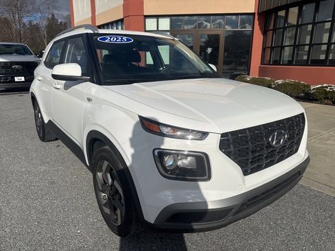 Used 2025 Hyundai Venue SEL image 9