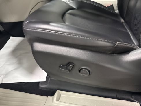 Used 2023 Chrysler Pacifica Touring-L FWD image 12