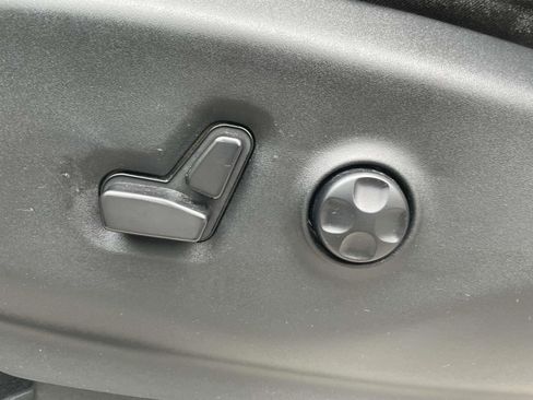 Used 2024 Chrysler Pacifica Touring-L FWD image 15