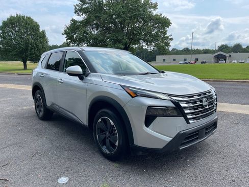 Used 2025 Nissan Rogue SV image 7