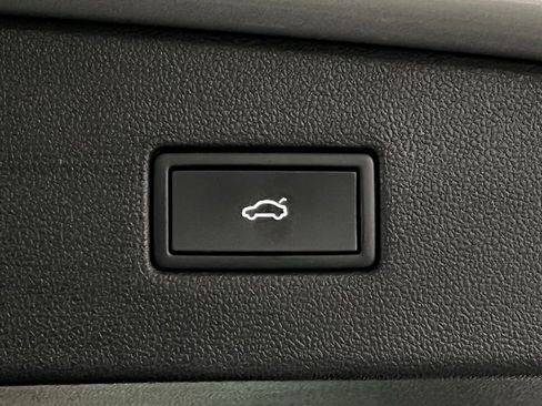 Certified 2022 Volkswagen Tiguan SE R-Line image 38