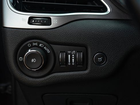 Used 2019 Jeep Cherokee Limited AWD/4WD image 14
