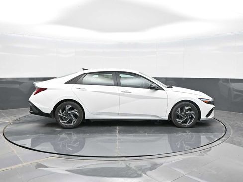 Certified 2025 Hyundai Elantra SEL FWD image 9
