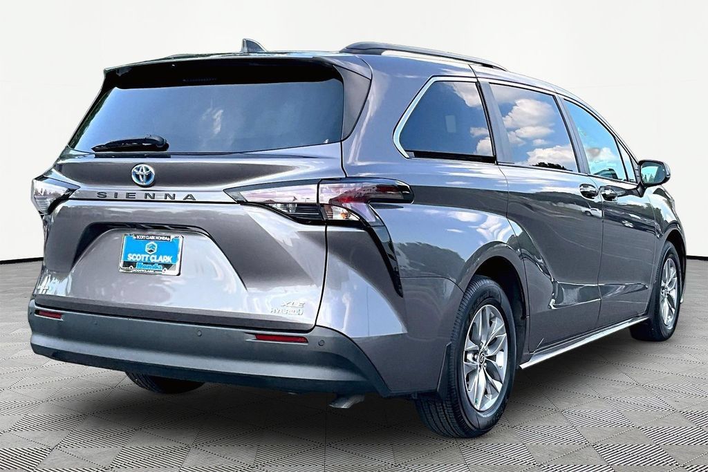 Used 2024 Toyota Sienna XLE w/ XLE Plus Package FWD image 6