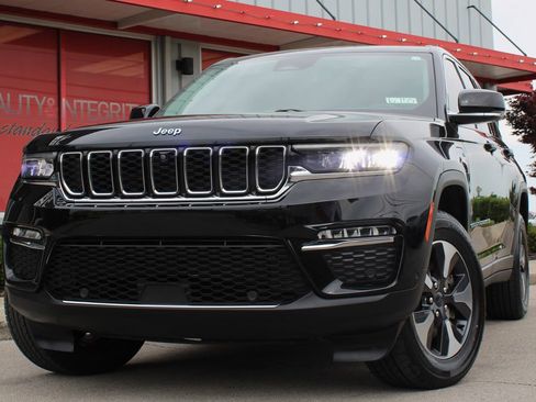Used 2023 Jeep Grand Cherokee 4WD 4xe w/ Luxury Tech Group II image 14
