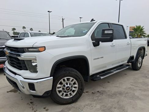 Used 2024 Chevrolet Silverado 2500 LT AWD/4WD image 3