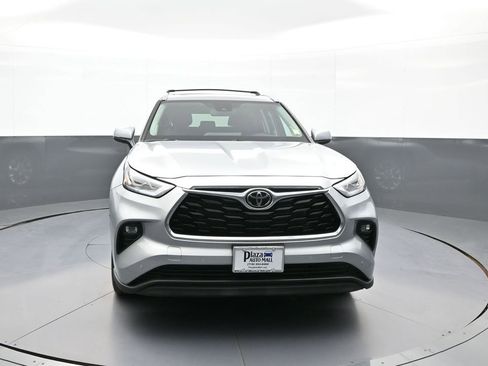Certified 2024 Toyota Highlander Limited AWD/4WD image 2