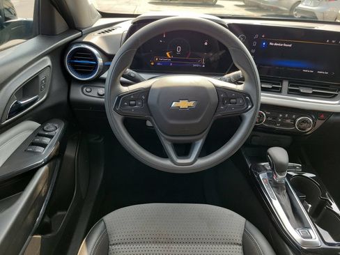 Used 2025 Chevrolet Trax LT FWD image 13