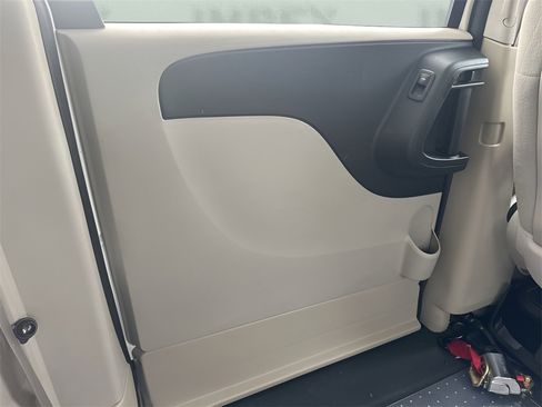 Used 2013 Dodge Grand Caravan SE image 23