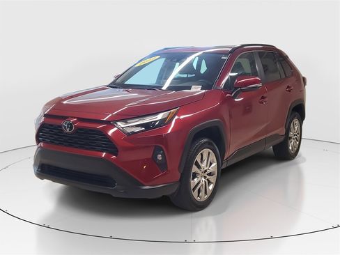 Used 2023 Toyota RAV4 XLE Premium image 4
