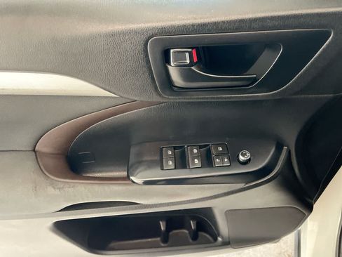 Used 2019 Toyota Highlander LE AWD/4WD image 13