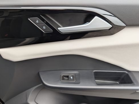 Used 2025 Volkswagen Taos S w/ Taos MDO Package image 21