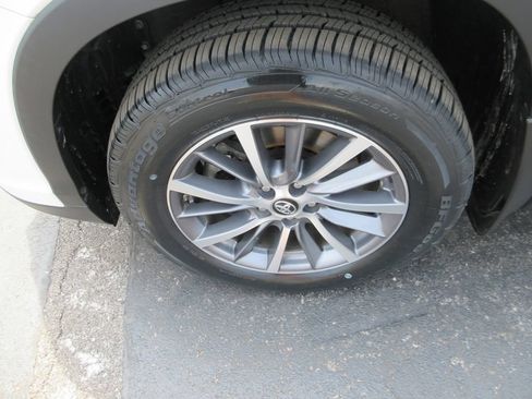 Used 2019 Toyota Highlander XLE AWD/4WD image 14