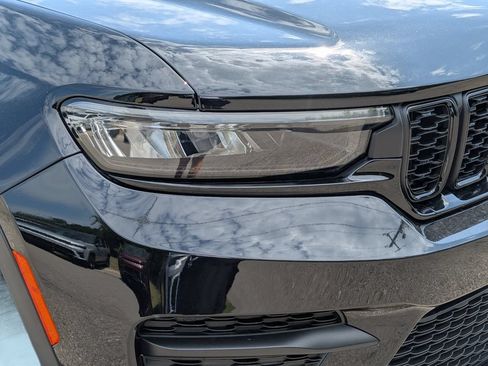 Used 2025 Jeep Grand Cherokee Altitude RWD image 4