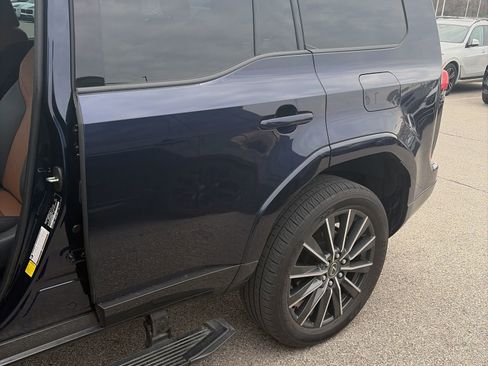 Used 2024 Lexus GX 550 w/ Accessory Package (2T) image 5