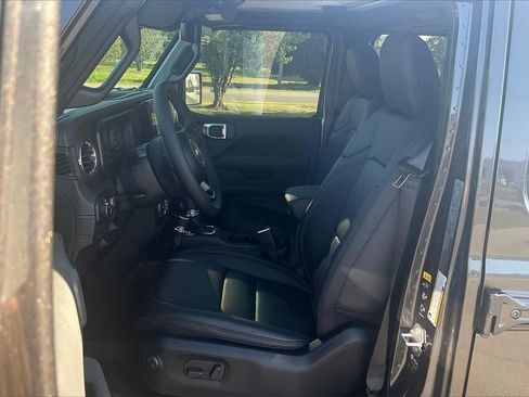 New 2025 Jeep Gladiator Sport w/ Premium Package image 9