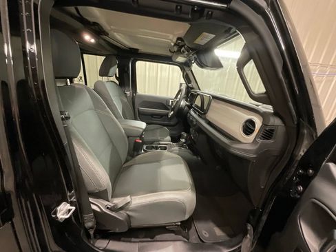 Used 2025 Jeep Wrangler Unlimited Sahara AWD/4WD image 13