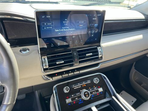 Used 2024 Lincoln Navigator Premiere image 8