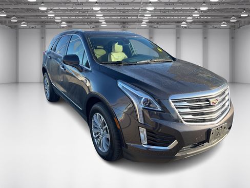Used 2017 Cadillac XT5 Luxury w/ Driver Awareness Package image 3