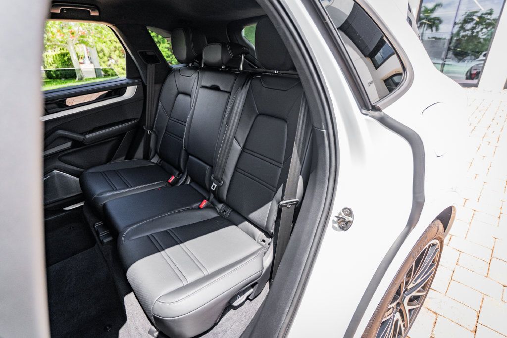 Used 2025 Porsche Cayenne Turbo AWD/4WD image 35