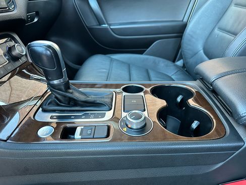 Used 2016 Volkswagen Touareg Sport image 23