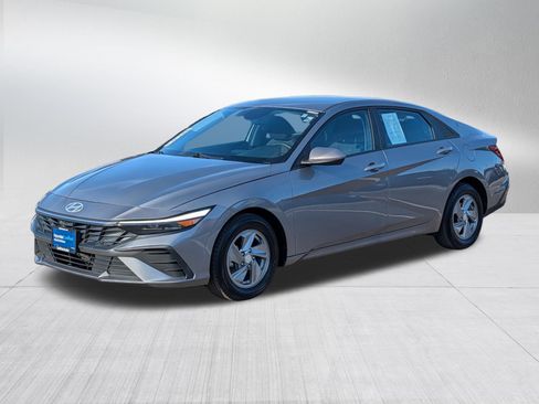 Used 2024 Hyundai Elantra SE FWD image 3
