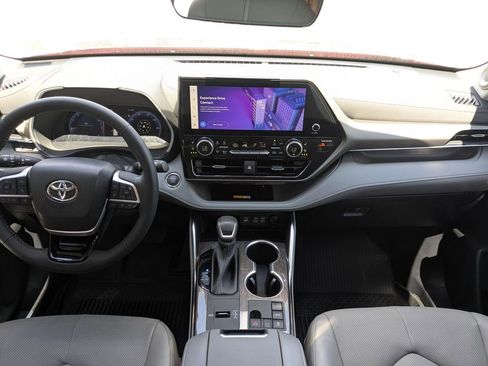 Used 2023 Toyota Highlander Limited FWD image 15