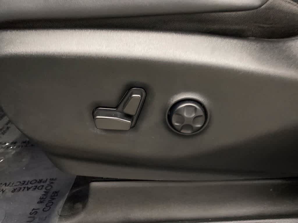 Used 2025 Chrysler Pacifica Select FWD image 13