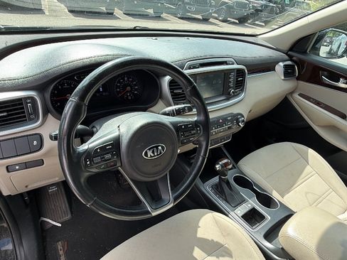 Used 2017 Kia Sorento FWD image 24