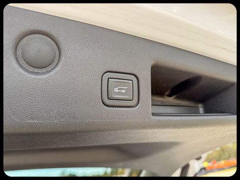 Used 2024 Chevrolet Equinox LT w/ Driver Convenience Package image 12