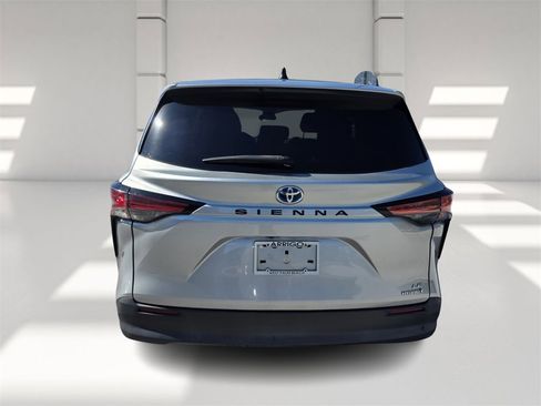 Used 2022 Toyota Sienna LE image 5