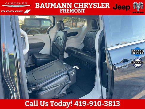 Used 2023 Chrysler Pacifica Touring-L image 18