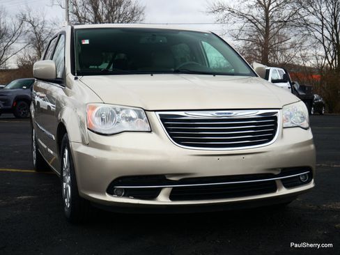 Used 2014 Chrysler Town & Country Touring image 14