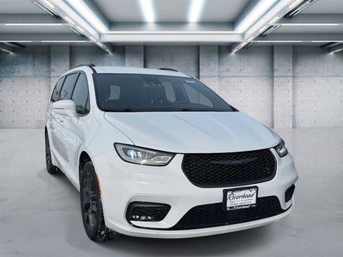 Used 2022 Chrysler Pacifica Touring-L w/ S Appearance Package image 2