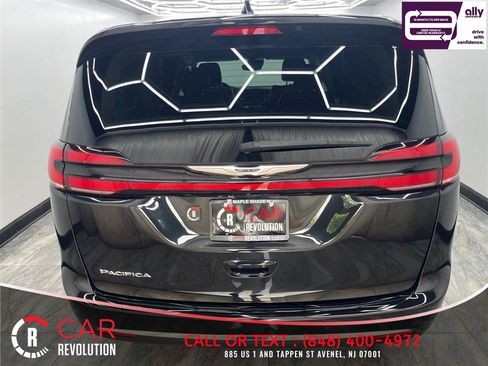 Used 2023 Chrysler Pacifica Touring-L FWD image 6