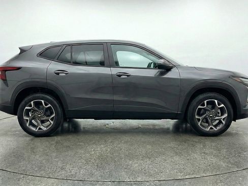 Used 2025 Chevrolet Trax LT FWD image 11
