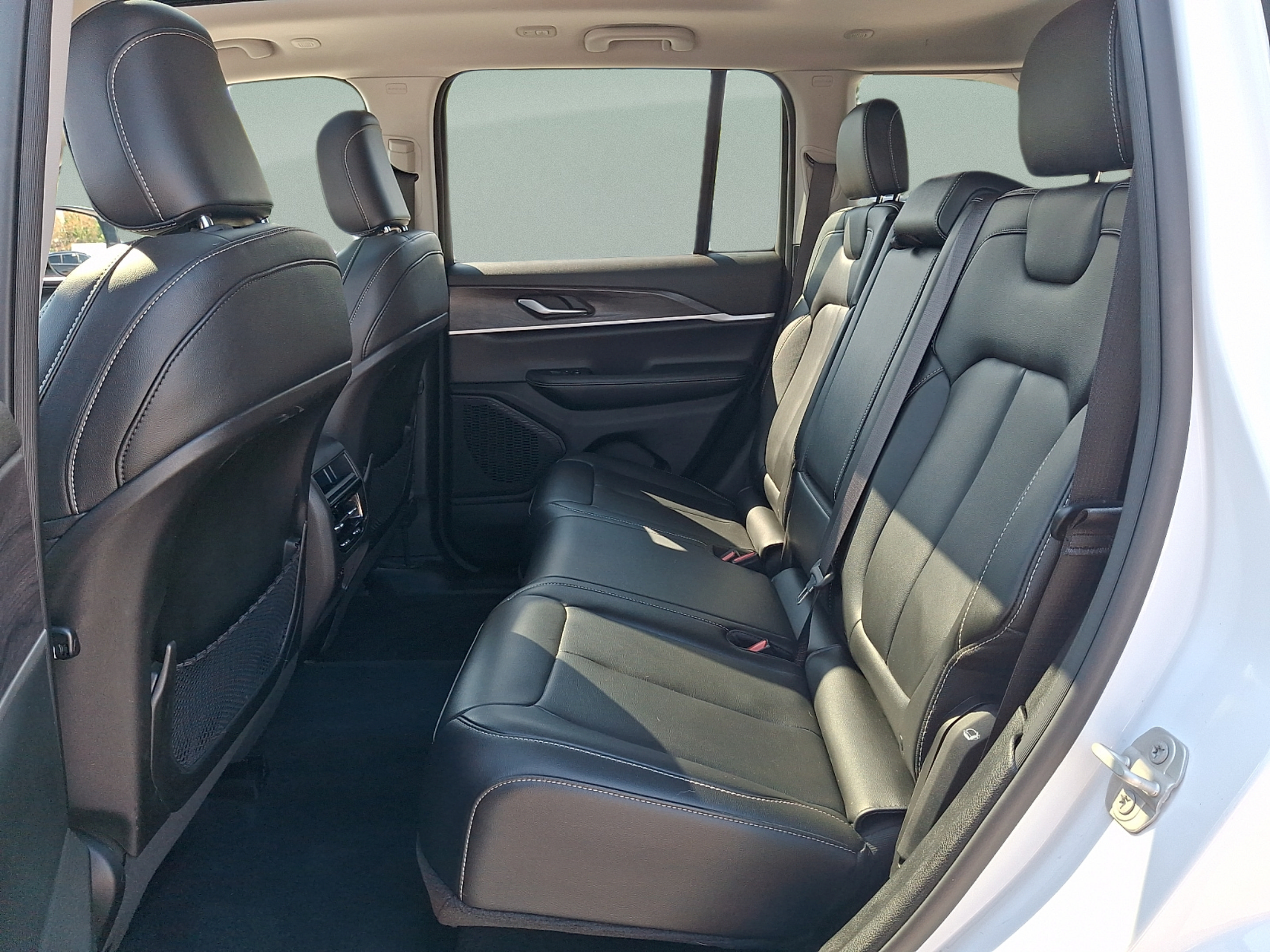 Used 2023 Jeep Grand Cherokee Limited w/ Black Appearance Package AWD/4WD image 8